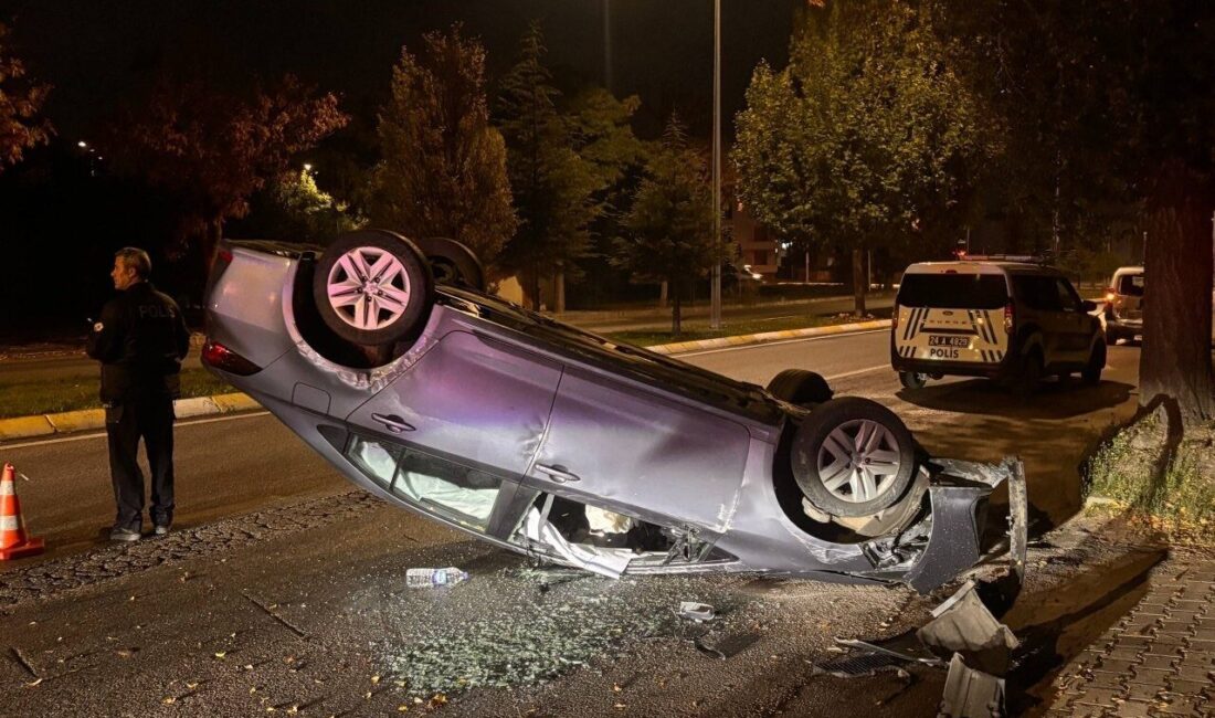 Erzincan’da hafif ticari araç ile otomobilin çarpışması sonucu meydana gelen