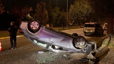 Erzincan’da hafif ticari araç ile otomobilin çarpışması sonucu meydana gelen