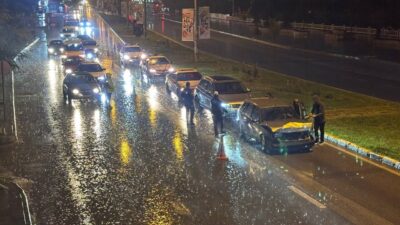 Erzincan’da yoğun yağışın neden olduğu bir zincirleme trafik kazası meydana