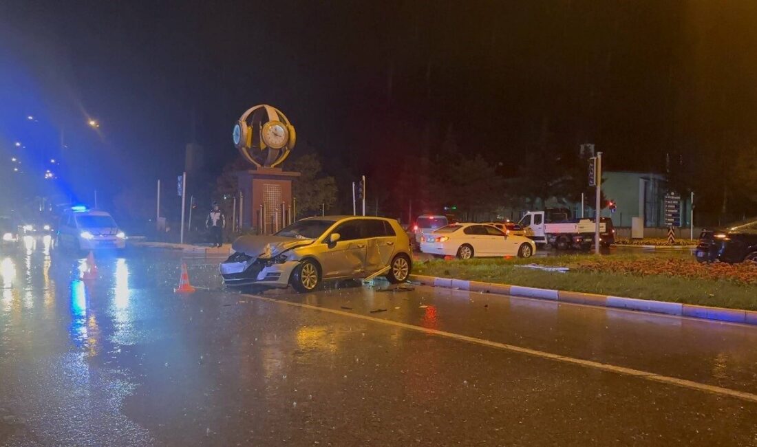 Erzincan’da etkili olan sağanak yağışın ardından iki otomobilin çarpışması sonucu