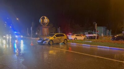 Erzincan’da etkili olan sağanak yağışın ardından iki otomobilin çarpışması sonucu