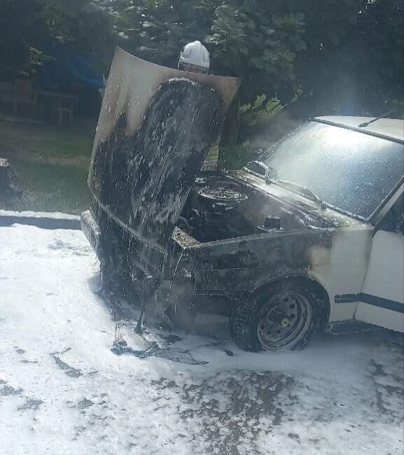 Erzin ilçesinde bir TOFAŞ marka otomobil alevlere teslim oldu ve