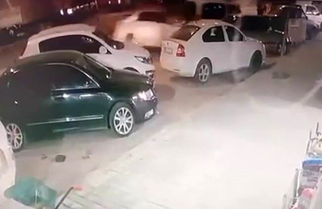 Erzurum’un Aziziye ilçesinde direksiyonu kilitlenen aracın neden olduğu kazanın görüntüleri
