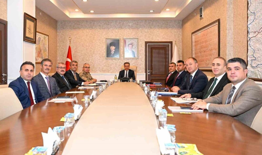 Erzurum Valisi Aydın Baruş’un liderliğinde, “Sosyal Medyanın Gençler Üzerindeki Etkileri”