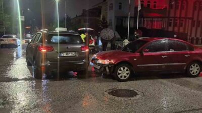 Erzurum’un Palandöken ilçesinde meydana gelen trafik kazasında, bir kişi kavşakta