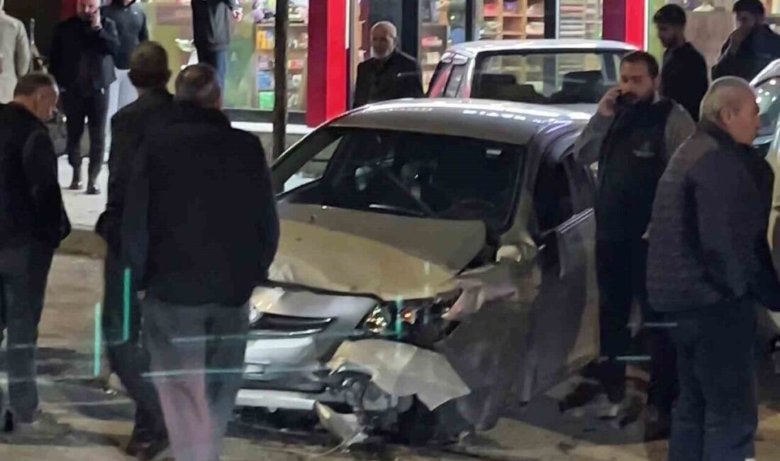 Erzurum’un Aziziye ilçesinde, seyir halindeki otomobilin direksiyonunun kilitlenmesi sonucu meydana