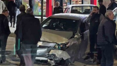 Erzurum’un Aziziye ilçesinde, seyir halindeki otomobilin direksiyonunun kilitlenmesi sonucu meydana
