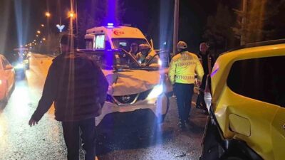 Erzurum’da Farabi Bulvarı’nda meydana gelen ve 4 aracın karıştığı trafik