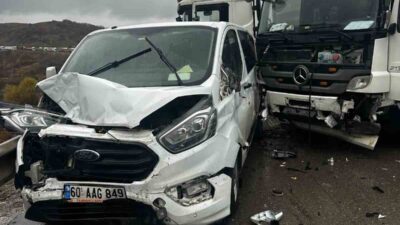 Erzurum’un Aşkale ilçesindeki Tepebaşı Geçidi’nde meydana gelen zincirleme trafik kazasında