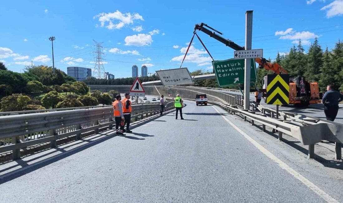 İstanbul Esenler’de bir kamyonun damperi açık kalarak tabelalara çarpması sonucu