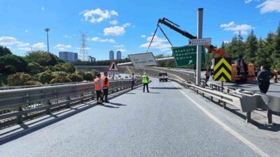 İstanbul Esenler’de bir kamyonun damperi açık kalarak tabelalara çarpması sonucu