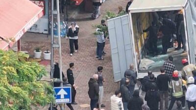 Esenyurt’ta bir kamyonette yük indirme işlemi sırasında meydana gelen kaza