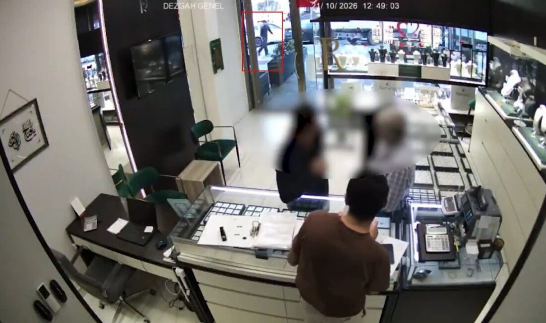 Esenyurt’ta kuyumcuya gerçekleştirilen silahlı saldırının yeni görüntüleri ortaya çıktı. Görüntüde,