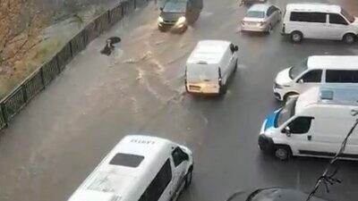 Esenyurt’ta meydana gelen şiddetli yağışlar sonucu göle dönen yolda bir
