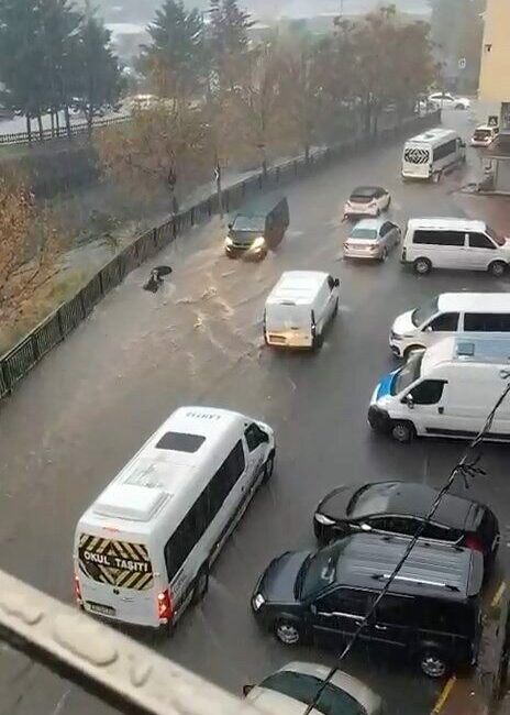 Esenyurt’ta meydana gelen şiddetli yağışlar sonucu göle dönen yolda bir