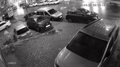 İstanbul Esenyurt’ta direksiyon hakimiyetini kaybeden sürücü park halindeki araçlara çarptı.