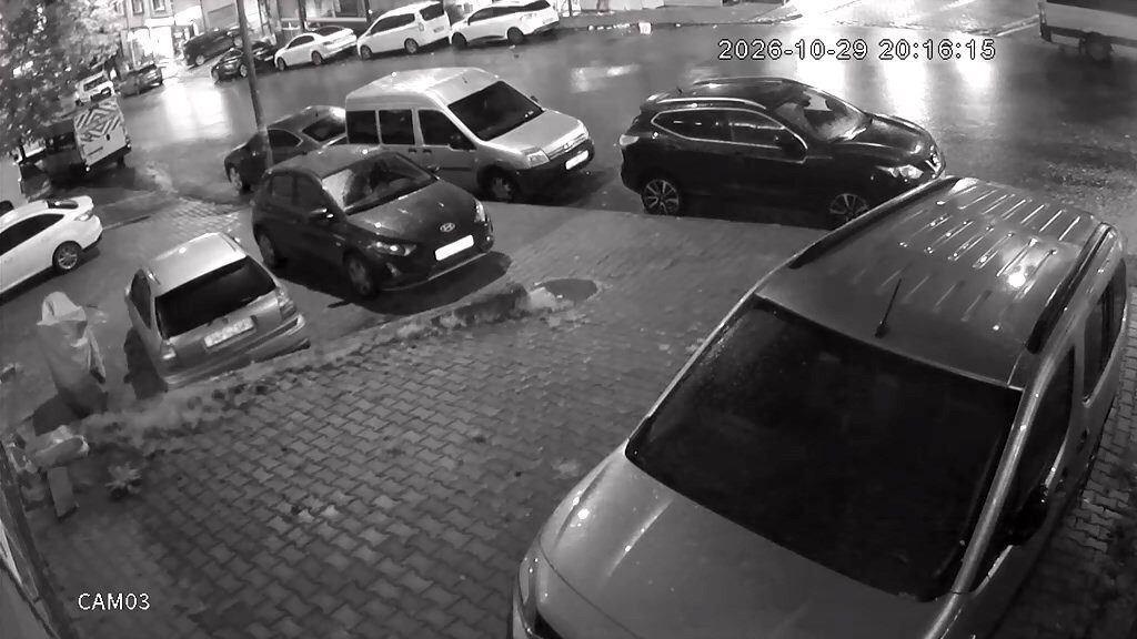 İstanbul Esenyurt’ta direksiyon hakimiyetini kaybeden sürücü park halindeki araçlara çarptı.