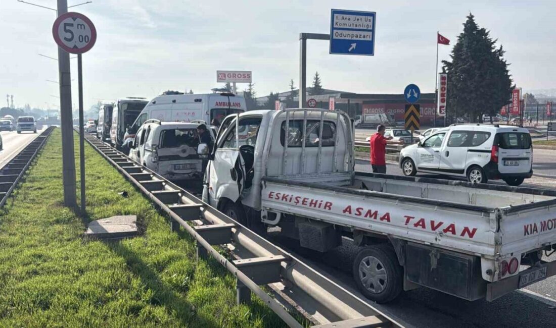 Eskişehir çevreyolu Ankara istikametinde iki aracın karışmasıyla meydana gelen trafik
