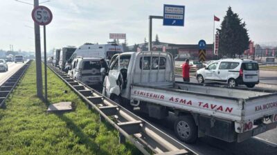 Eskişehir çevreyolu Ankara istikametinde iki aracın karışmasıyla meydana gelen trafik
