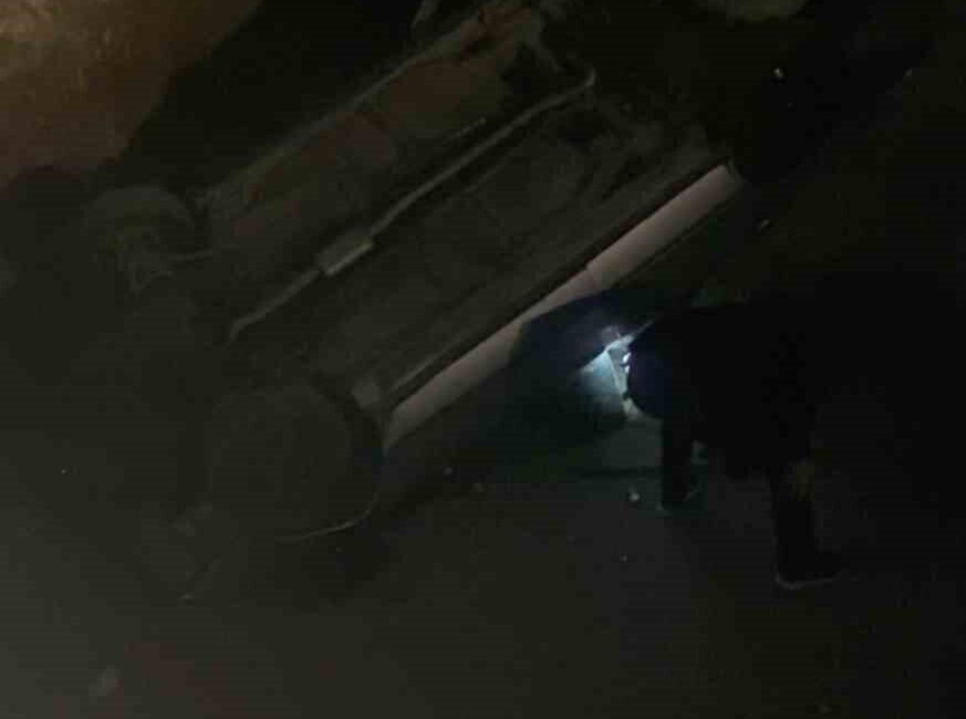 Eskişehir’de yol çalışması için açılan çukura düşerek ters dönen ve