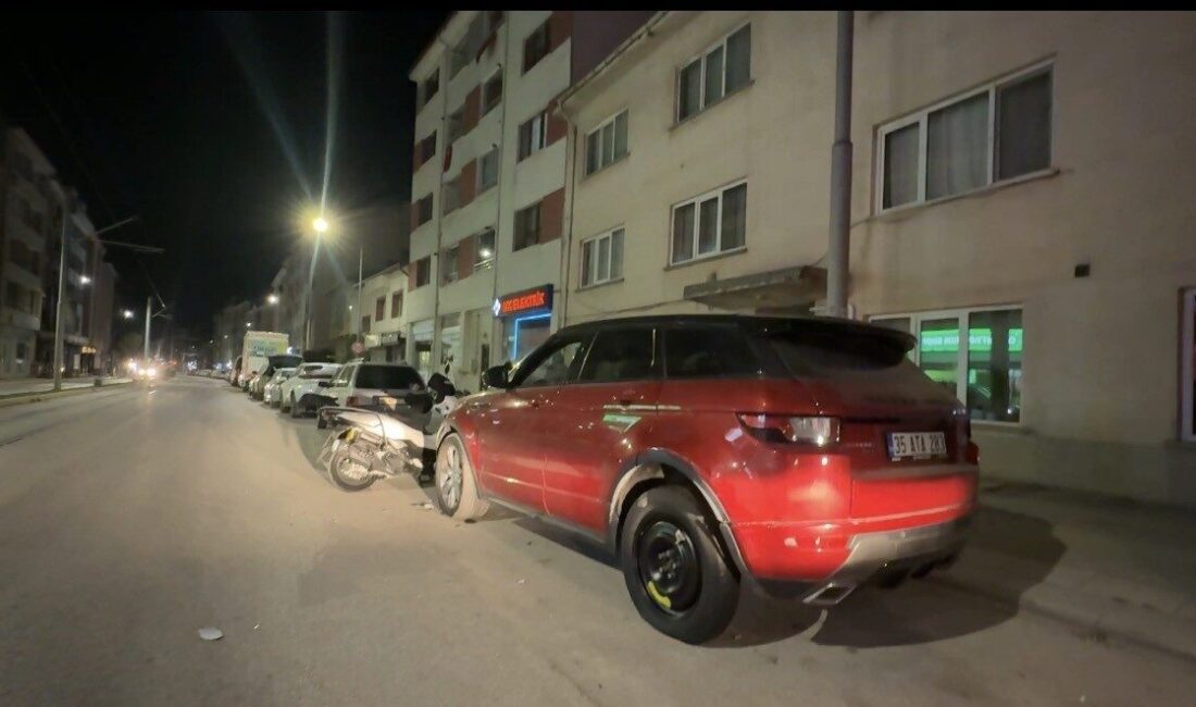 Eskişehir’de, bir motosiklet sürücüsünün park halindeki bir SUV araca çarpması