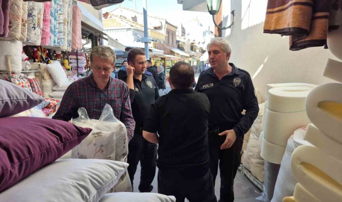 Eskişehir’de, Arifiye Mahallesi’nde bir balıkçı dükkanında çalışan baba ile oğlu