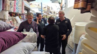 Eskişehir’de, Arifiye Mahallesi’nde bir balıkçı dükkanında çalışan baba ile oğlu