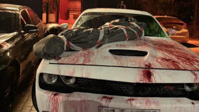 Eskişehir’de, kaputunda kan lekesi ve ceset figürü bulunan bir otomobil