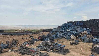 Eskişehir’in Tepebaşı ilçesinde, açık alanda stoklanmış binlerce plastik kasadan oluşan