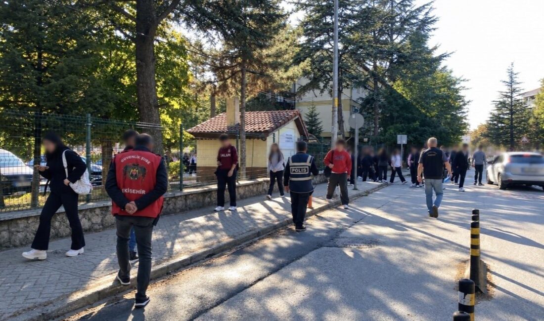 Eskişehir’de polis ekipleri, İl Emniyet Müdürlüğüne bağlı Çocuk Şube Müdürlüğü