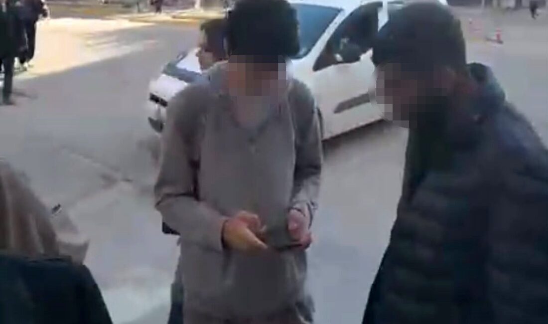 Eskişehir’de bir gencin zorla tespih satmaya çalıştığı anların sosyal medyada