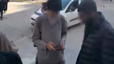 Eskişehir’de bir gencin zorla tespih satmaya çalıştığı anların sosyal medyada