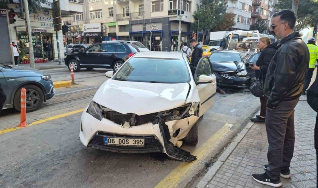 Eskişehir’in Odunpazarı ilçesinde, iki otomobilin karşı karşıya çarpışması sonucu meydana