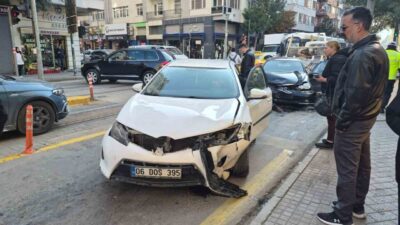 Eskişehir’in Odunpazarı ilçesinde, iki otomobilin karşı karşıya çarpışması sonucu meydana