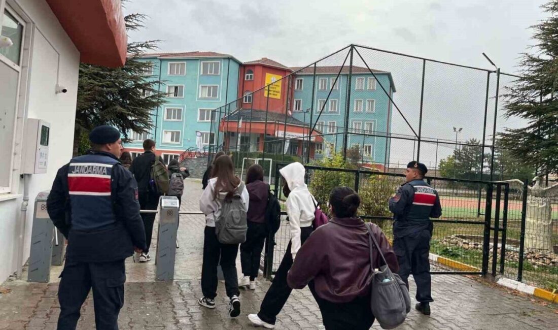 Eskişehir’de jandarma ekipleri, okul çevreleri ve servislerde denetim gerçekleştirdi. Çocukların