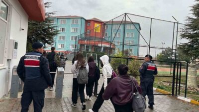 Eskişehir’de jandarma ekipleri, okul çevreleri ve servislerde denetim gerçekleştirdi. Çocukların