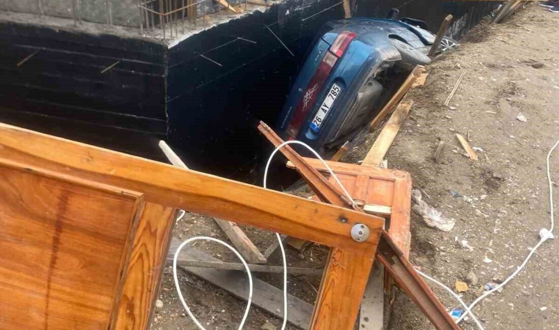 Eskişehir’in Odunpazarı ilçesinde, yağış nedeniyle kayganlaşan yolda kontrolden çıkan bir