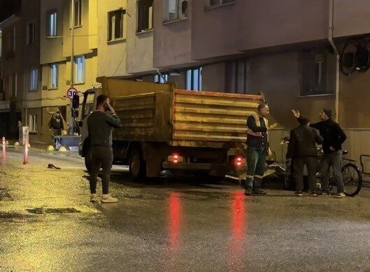 Eskişehir’in Tepebaşı ilçesine bağlı Yenibağlar Mahallesi’nde, Akarcık Sokak’ta çöp konteynerinin