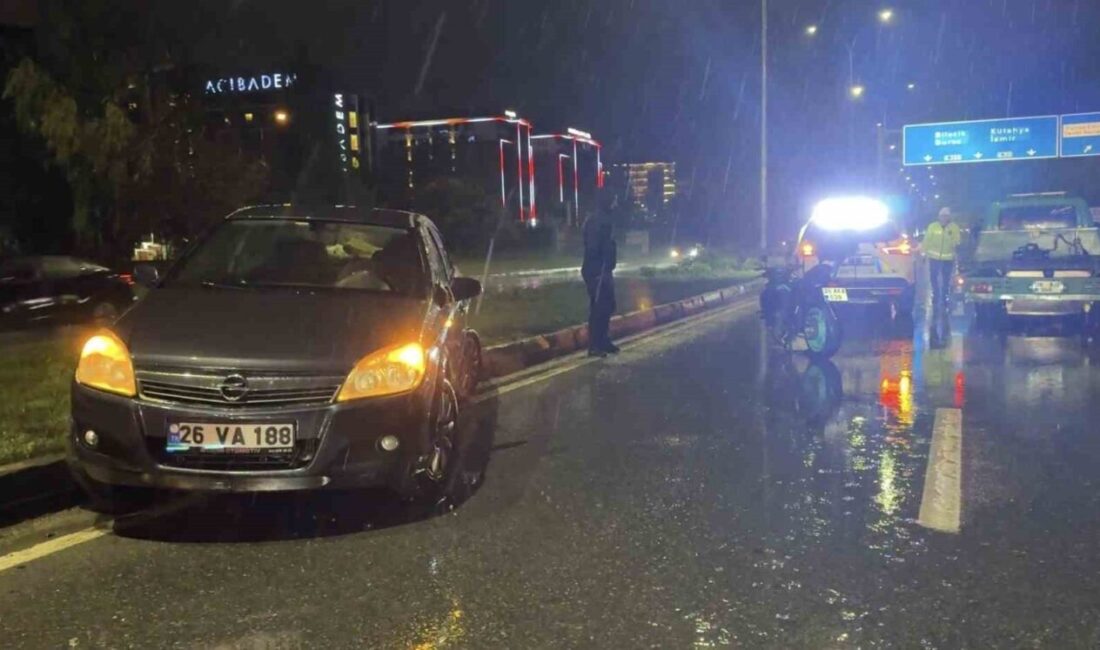 Eskişehir çevreyolunda yağmur sebebiyle kayganlaşan zeminde otomobil ile motosikletin çarpışması