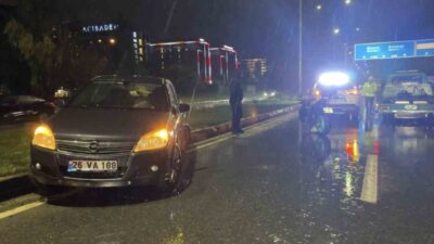 Eskişehir çevreyolunda yağmur sebebiyle kayganlaşan zeminde otomobil ile motosikletin çarpışması