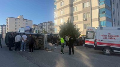 Sivrihisar ilçesinde meydana gelen trafik kazasında bir minibüs, otomobille çarpışarak