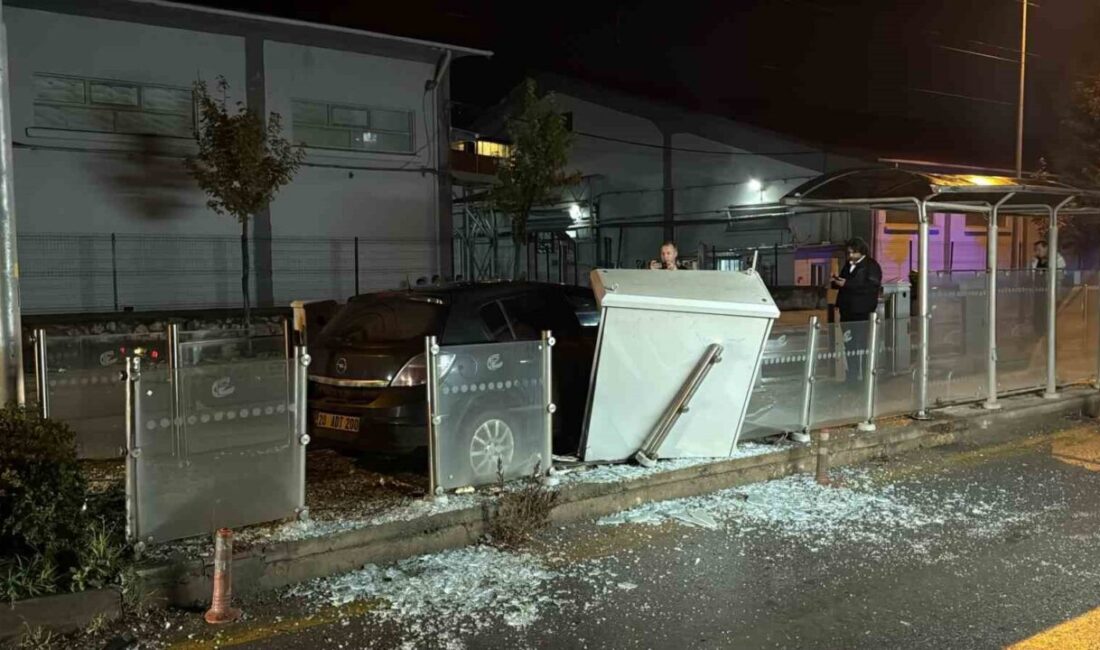 Eskişehir’de, sürücüsü direksiyon hakimiyetini kaybeden bir otomobil tramvay durağına girdi