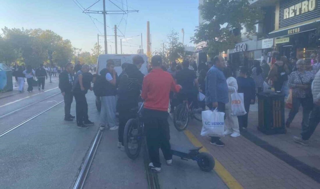 Eskişehir’de tramvay yolu üzerinde bir scooter ile otomobilin çarpışması sonucu