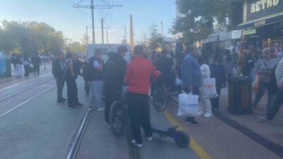 Eskişehir’de tramvay yolu üzerinde bir scooter ile otomobilin çarpışması sonucu