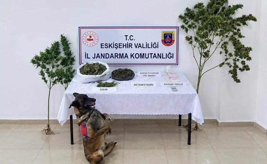 Eskişehir’de jandarma ekipleri tarafından gerçekleştirilen uyuşturucu operasyonunda bir adreste 1,5