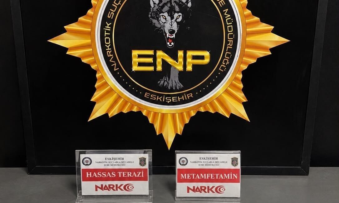 Eskişehir’de narkotik ekiplerince düzenlenen operasyonda yaklaşık 1 kilo metamfetamin ele
