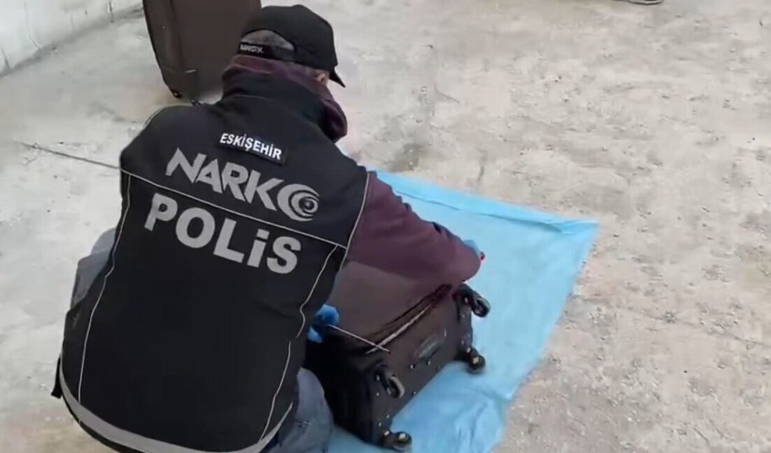 Eskişehir’de polis ekipleri tarafından düzenlenen operasyonlarda 3 şüpheli gözaltına alındı