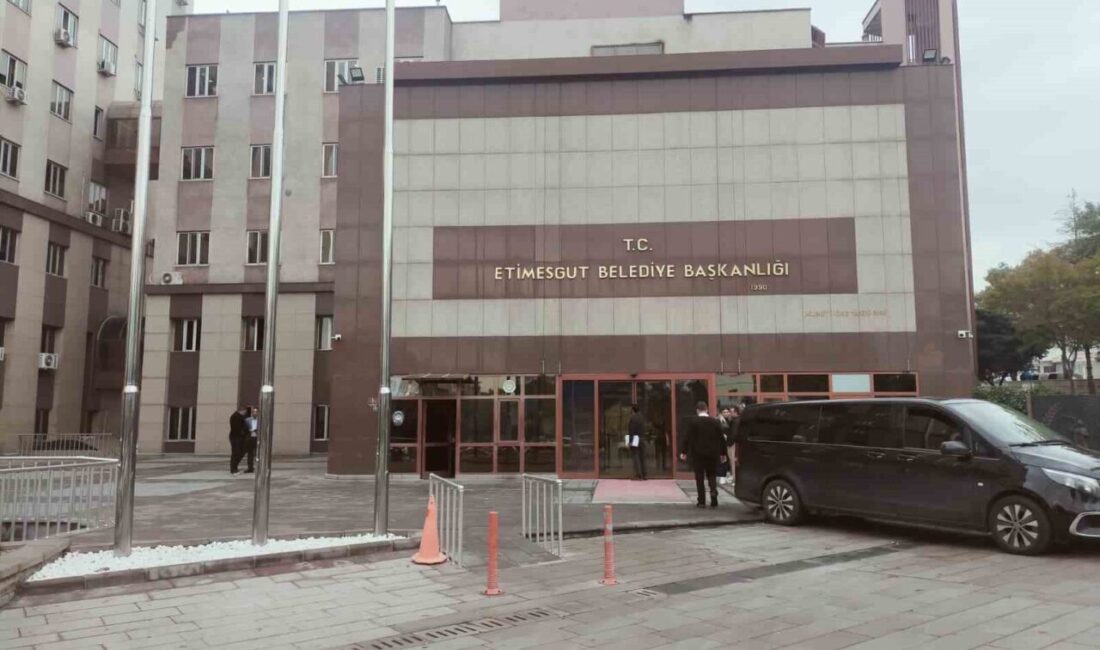 Etimesgut Belediyesi’ne ikinci bir dalga operasyon gerçekleştirildi. 5’i belediye personeli
