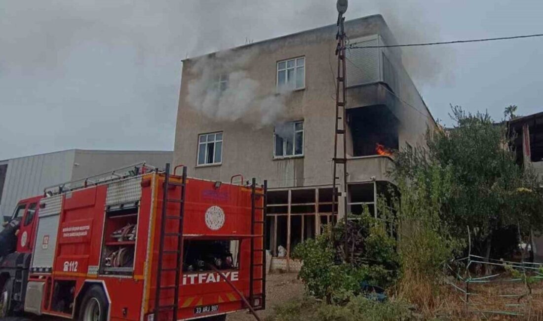 Mersin’in Mut ilçesinde bir evde çıkan yangın esnasında mahsur kalan