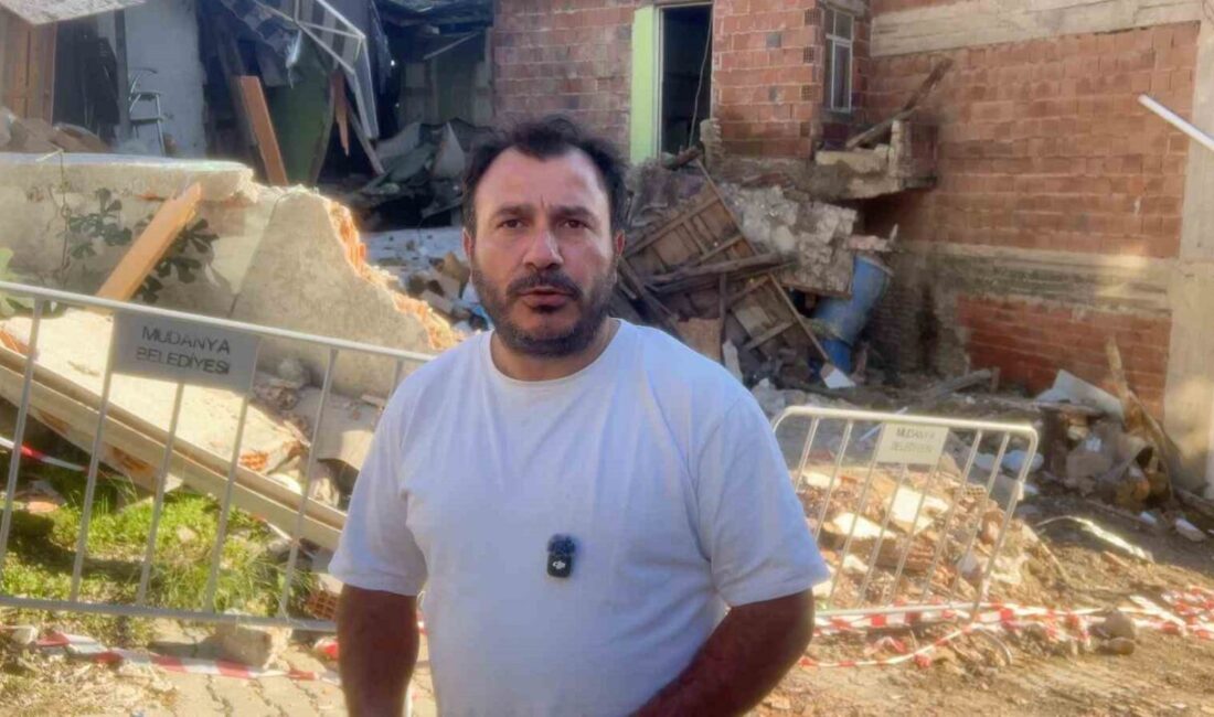 Bursa’da meydana gelen şiddetli yağış sonrasında eski bir evin çökmesiyle